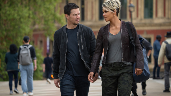 The Reason Why These Two Top Actors Were Forbidden To Kiss In The Netflix Film 'The Union' The Reason Why These Two Top Actors Were Forbidden To Kiss In The Netflix Film 'The Union'